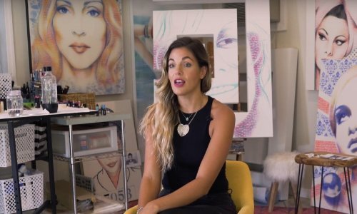 Umjetnica prodaje slike koje radi – poljupcima!