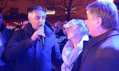 Škoro iz središta Zagreba gdje je pjevao božićne pjesme s građanima poručio da će mu za pobjedu biti dovoljan jedan krug