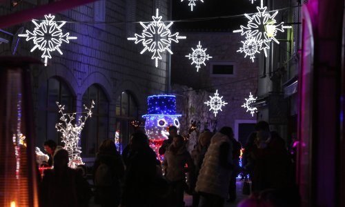 Većina Nijemaca odrekla bi se božićnih lampica zbog klime