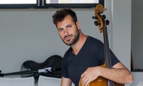 Skupa za blagdane: Stjepan Hauser u zagrljaju zanosne tamnokose pjevačice