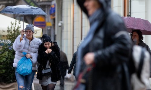 [FOTO / VIDEO] Kišni Advent u Zagrebu većinu građana nije iznenadio