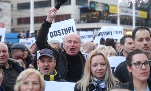 Stotine prosvjednika na glavnom zagrebačkom trgu poručilo Bandiću: 'Odstupi!'
