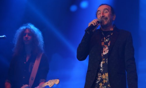 Željko Bebek priredio Splićanima večer za pamćenje; na pozornici je svirao sa sinom, a suze su mu krenule kada je čuo Oliverov glas