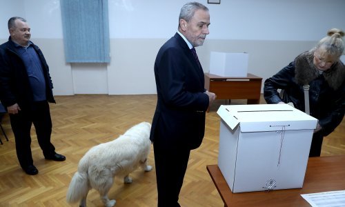 [FOTO] Zagrebački gradonačelnik ranim jutrom izašao na izbore u pratnji supruge, društvo im pravio i ljubimac
