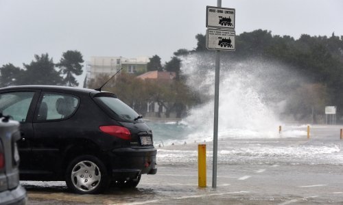 [FOTO] Ogromni valovi potopili vodičku rivu, problemi i u prometu
