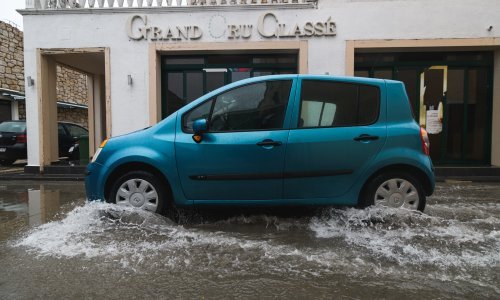[FOTO] Oluja na Jadranu: Pijavica poharala dijelove Zadra, u Šibeniku plima potopila rivu, tuča izudarala Pakoštane