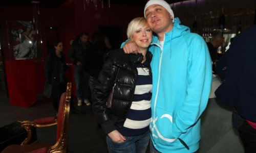 Stavros uživa u druženju s mladom kolegicom