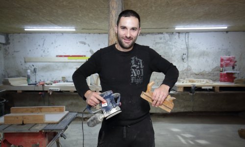 Josip Salaić pretvorio hobi izrade drvenih igračaka u posao u mjestu iz kojeg mladi odlaze; bilježnica mu puna narudžbi, a kupaca ne nedostaje