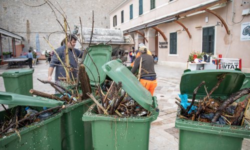 [FOTO/VIDEO] Dubrovnik krenuo s čišćenjem smeća i otpada nakon nevremena