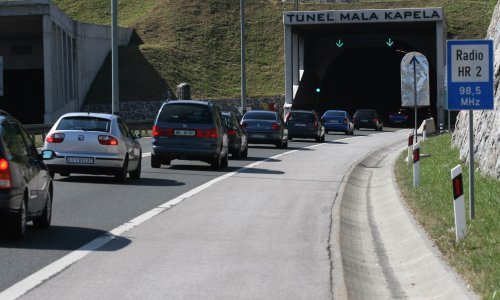 Zbog prometne nesreće u Maloj Kapeli se vozi usporeno jednim trakom