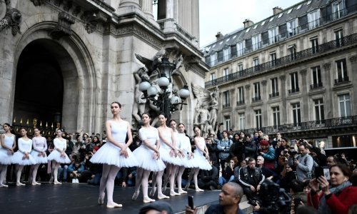 'Labuđim jezerom' protiv Macronove mirovinske reforme: Balerine prosvjedovale plešući ispred Pariške opere