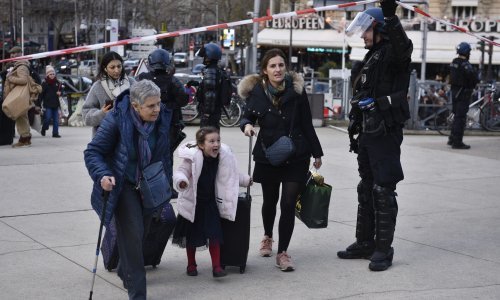 Francuzi i na Božić štrajkaju zbog mirovinske reforme, promet u kolapsu, Parižani i turisti do svojih destinacija pješače