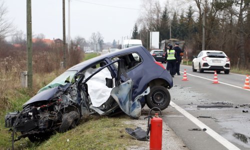 Stravičan sudar; automobilom prešao u suprotnu traku i podletio pod kamion