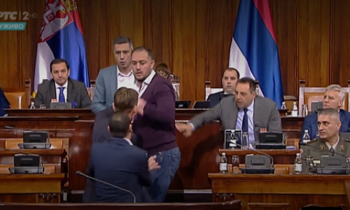 Opći metež u Skupštini Srbije: Naguravali se, umiješao se i ministar obrane Aleksandar Vulin