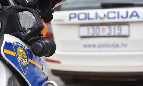 Uhićen nakon što je vozio pijan s probnim tablicama te napao prometnike, a onda je nastavio s demoliranjem policijske postaje