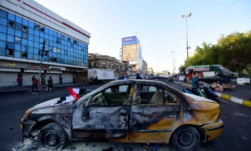 Suzavac i spaljene zastave ispred američkog veleposlanstva u Bagdadu