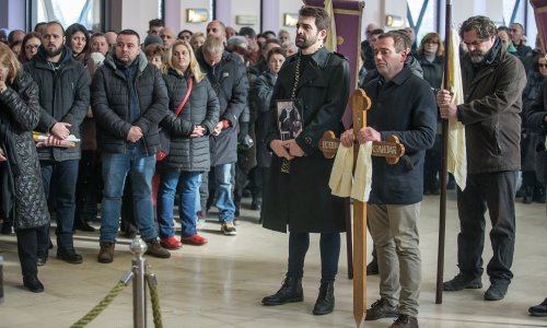 Dirljiv oproštaj od glumca osječkog HNK Aleksandra Bogdanovića: 'Pamtit ćemo te po svojoj spremnosti pomoći drugima'