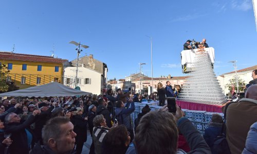 Nazdravili Novoj godini; Porečani sagradili piramidu od 2020 čaša za pjenušac