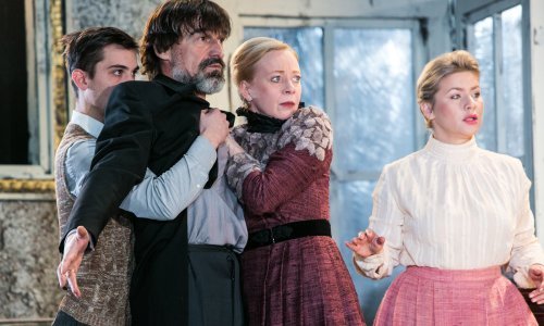 Predstava koja djeluje suvremeno i aktualno jer pokušava tragati za smislom i istinom, te vratiti čovjeka 21. stoljeća onome unutarnjem i zaboravljenom