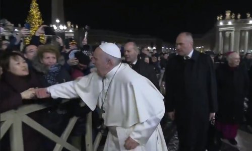 Papa Franjo se ispričao zbog udaranja žene