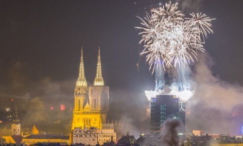 [VIDEO/FOTO] Pogledajte kako se na hrvatskim trgovima dočekala Nova 2020.