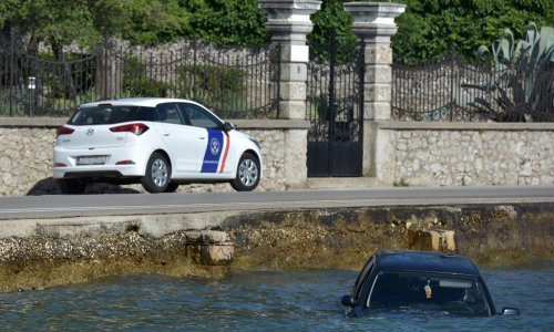 Autom sletio u more, sam izašao i nazvao policiju u Zadru
