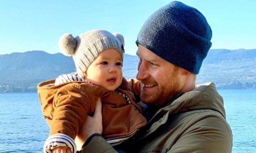 Meghan Markle i princ Harry objavili novu fotografiju preslatkog Archieja koji je već uskočio u svoje prve uggsice