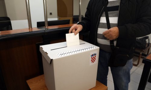 Pobjeđuje kandidat koji u nedjelju osvoji 1,050.000 glasova