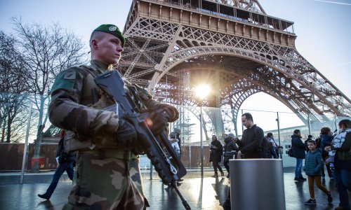 Pariška policija ustrijelila muškarca koji je pokušao nožem napasti prolaznike