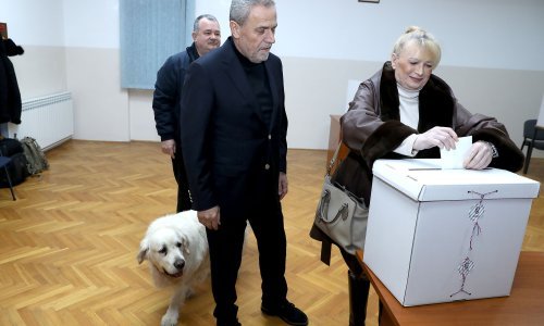 [FOTO/VIDEO] Već sad su gužve u Mostaru, a među prvima je u Zagrebu opet glasao Milan Bandić u društvu supruge i psa