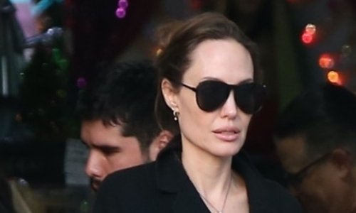 Dobro raspoložena Angelina Jolie u šetnji s djecom i s vrećicama u ruci izgleda kao djevojka iz susjedstva