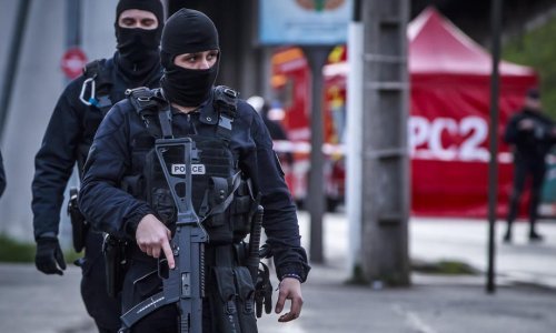 Francuski policajci svladali muškarca koji je mahao nožem i vikao 'Allahu Akbar'