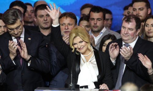 Obratite pozornost na Gordana Jandrokovića tijekom govora Grabar Kitarović