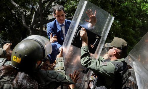 Legitimni venezuelski čelnik Juan Guaido uspio ući u zgradu parlamenta