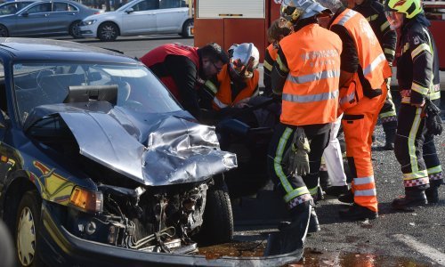 Sudar u Zagrebu: Vatrogasci izvlačili ozlijeđeni par iz automobila