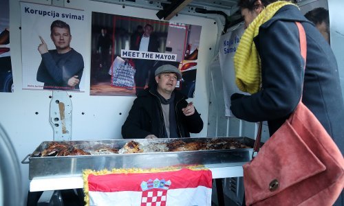 Juričan ispred Holdinga podignuo šator, donio plinsku bocu, podijelio janjetinu i pozvao Milanovića da dođe