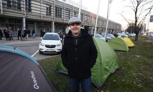 Juričan za šator ispred Holdinga dobio kaznu od 700 kuna
