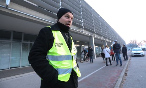 [FOTO/VIDEO] Juričan prenoćio pred Holdingom i najavio svoj sljedeći pohod