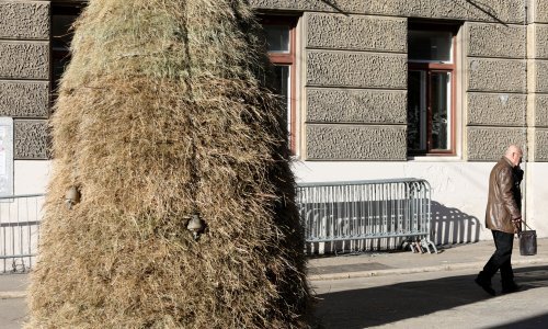 Instalacija 'Stog sijena' Ivana Kožarića u središtu Rijeke