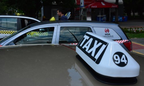 Pištoljem prisilio taksista da ga vozi više od 100 kilometara i pokrao ga