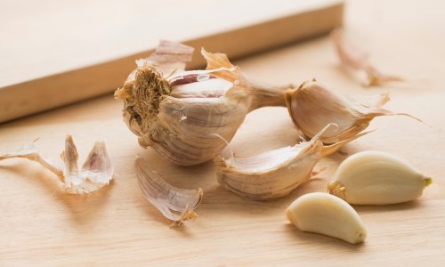 Trik koji će oduševiti svaku domaćicu: Pogledajte kako u svega nekoliko sekundi i bez muke očistiti češnjak