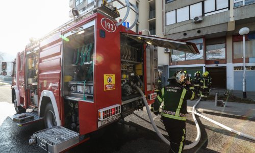 Gust dim u Radničkoj, požar rano jutros izbio u garaži?