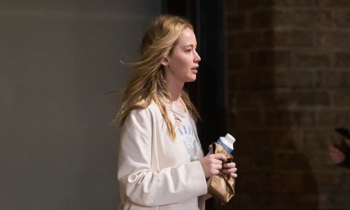 Holivudska ljepotica prošetala neobičnu torbicu koju je lako zamijeniti s kartonskom vrećicom