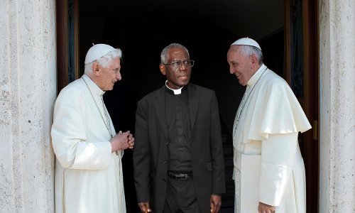 Jesu li odškrinuta vrata za ukidanje celibata? Benedikt XVI i kardinal Sarah, ikona konzervativaca, knjigom izazvali pravi požar. Otkrivamo što se krije iza svega