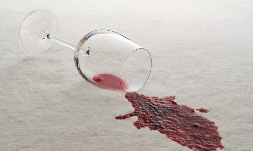 Evo kako najlakše ukloniti mrlje od crnog vina