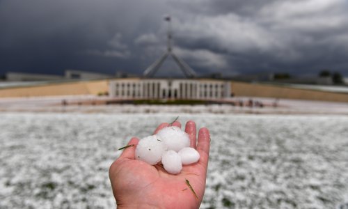 Oluje s tučom pogodile istok Australije, požari u bušu i dalje plamte