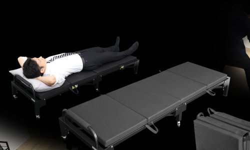 Ovaj japanski rasklopivi krevet savršen je za kratki spavanac na poslu