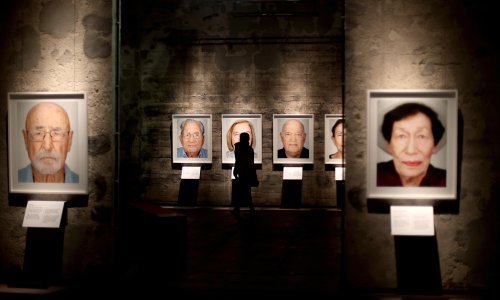 Angela Merkel danas otvara izložbu s portretima preživjelih iz holokausta