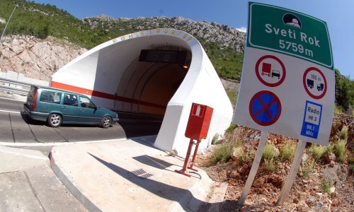 Zbog teške prometne nesreće u tunelu Sveti Rok obustavljen promet prema Splitu