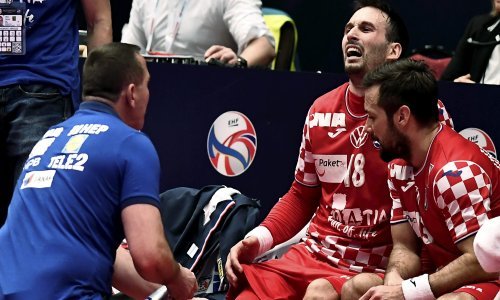 Igor Karačić s grčem na licu napustio dvoranu; sve zanima samo jedno - koliko je teška ozljeda našeg prvog strijelca?